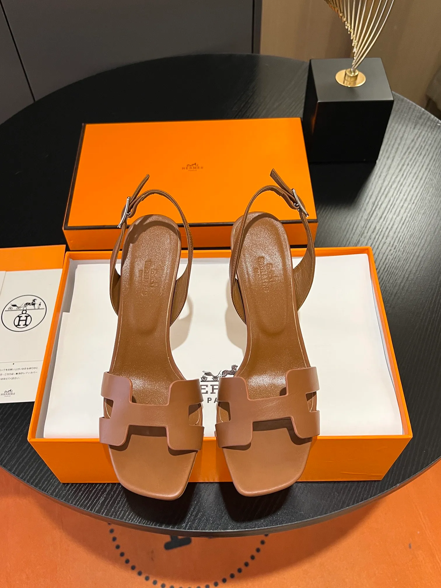 👟👟Ex-factory price 600👟👟Hermès 2023 high-heeled temperament sandals original customization! Counter synchronization! Hermès high heels have always been simple, fashionable and elegant! ! ! It can hold any style of wear, the height of 10.5cm is easy to control, and the feet feel comfortable and pressure-free! The classic and elegant style brings a sense of luxury to your feet! Highly recommended Material: Upper imported calfskin + mixed sheepskin lining Outsole: Italian genuine leather sole Size: 34-42 (34.41.42 customization is non-returnable and non-exchangeable)